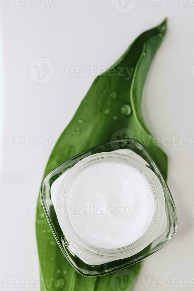 natural hidratante creme jarra em verde folhas Como beleza flatlay, spa cosméticos e cuidados com a pele foto