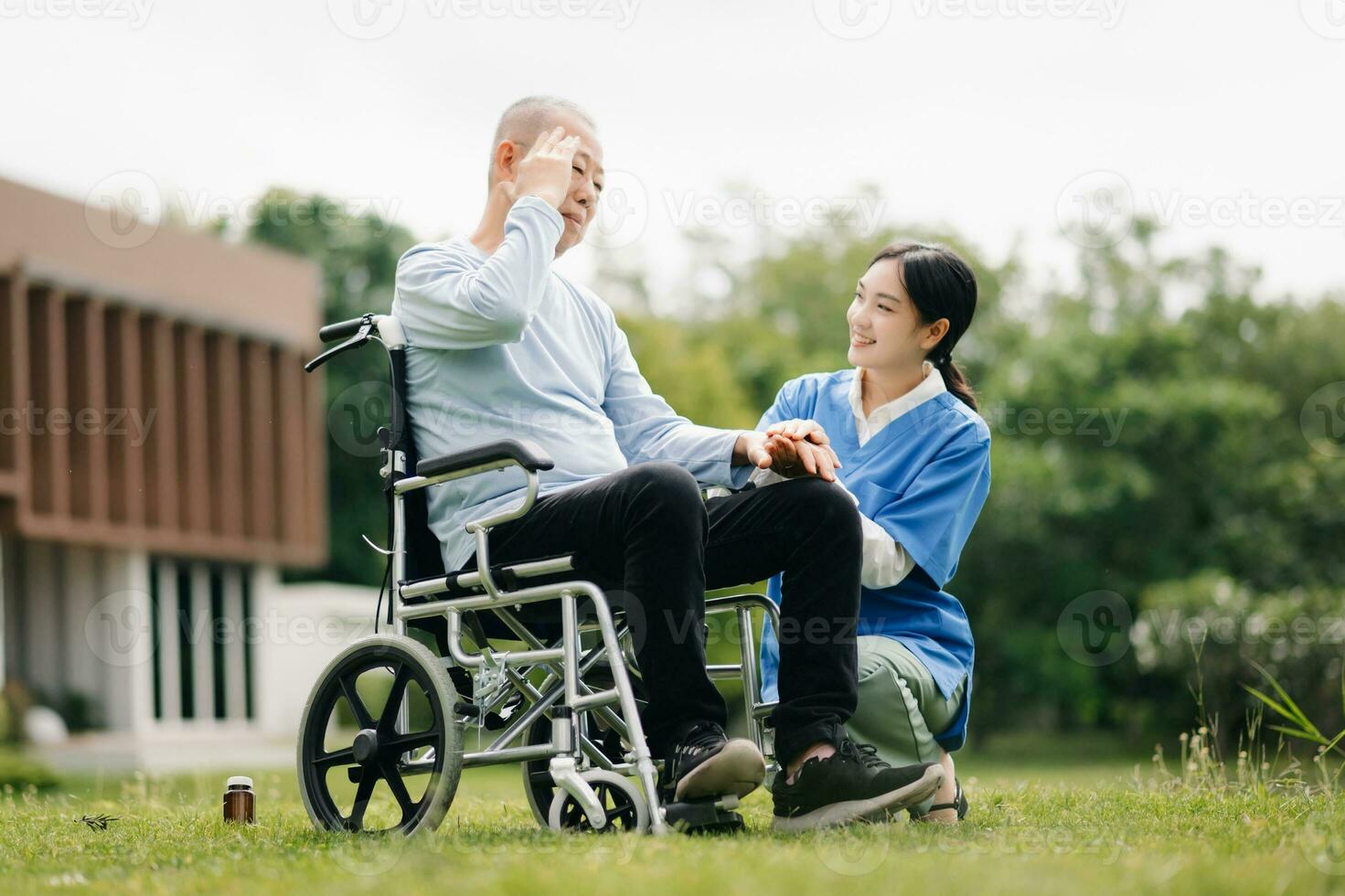 idosos ásia Senior homem em cadeira de rodas com ásia Cuidado cuidador. enfermagem casa hospital jardim conceito estão caminhando dentro a jardim. para Socorro e encorajar. foto