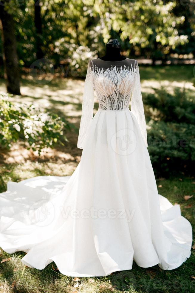 vestido de noiva branco perfeito no dia do casamento foto