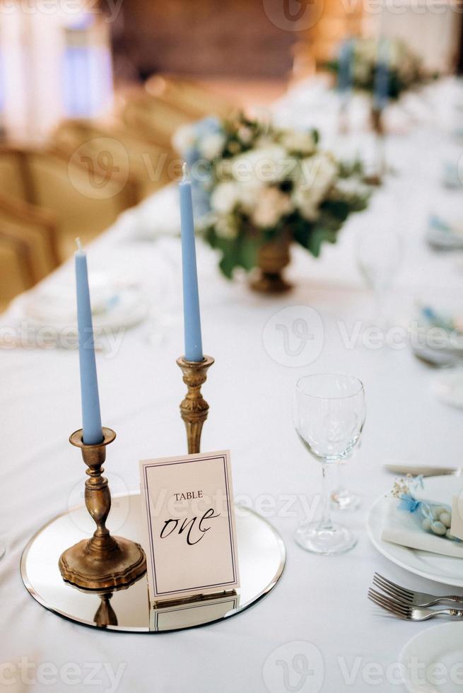 decoração atmosférica de velas com lareira na mesa de banquete foto