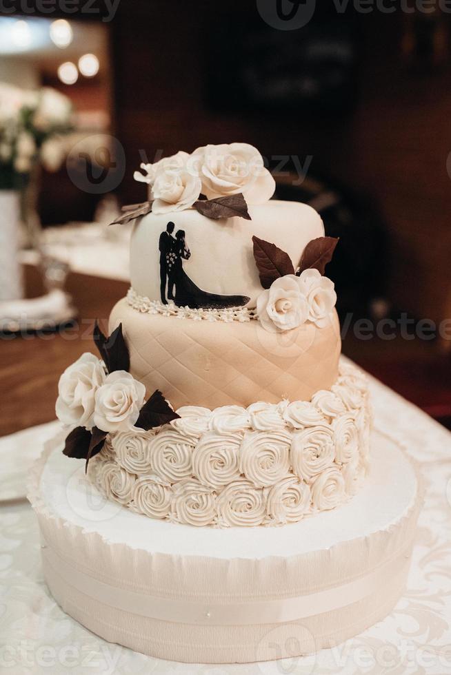 bolo de casamento no casamento dos noivos foto