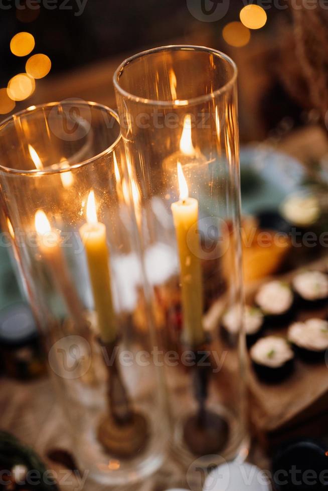 decoração atmosférica de velas com lareira na mesa de banquete foto