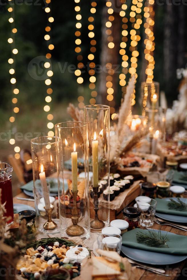 decoração atmosférica de velas com lareira na mesa de banquete foto