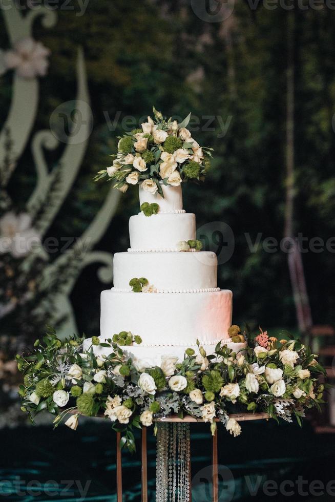 bolo de esponja de casamento festivo com creme de confeiteiro branco foto