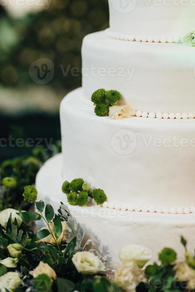 bolo de esponja de casamento festivo com creme de confeiteiro branco foto