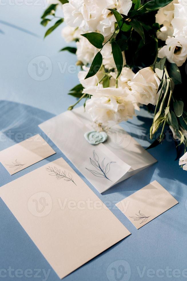 convite de casamento em um envelope azul sobre uma mesa foto