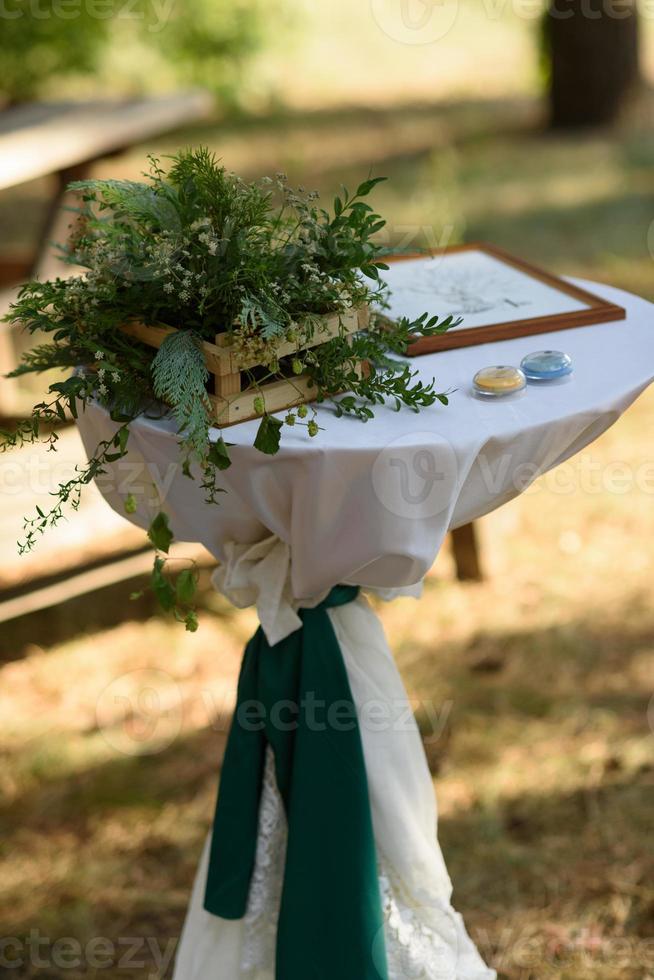 cerimônia de casamento na floresta foto