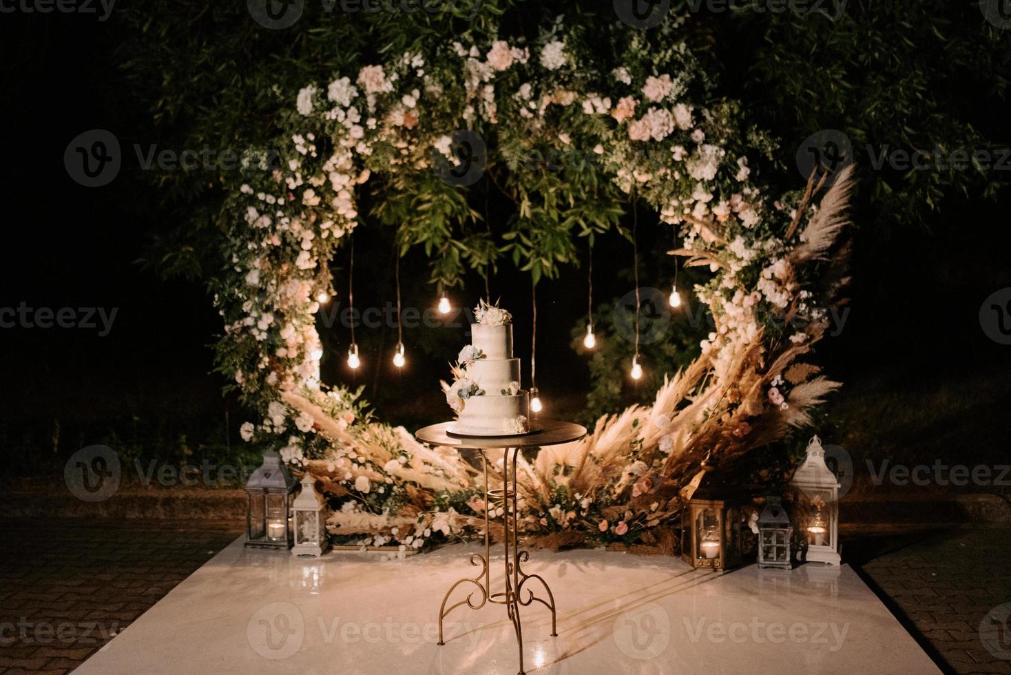 bolo de casamento no casamento dos noivos foto