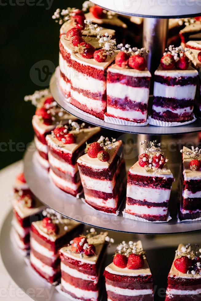 bolo de casamento no casamento dos noivos foto