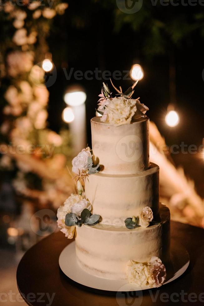 bolo de casamento no casamento dos noivos foto