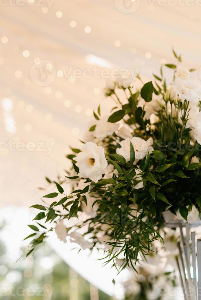 elegantes decorações de casamento feitas de flores naturais foto