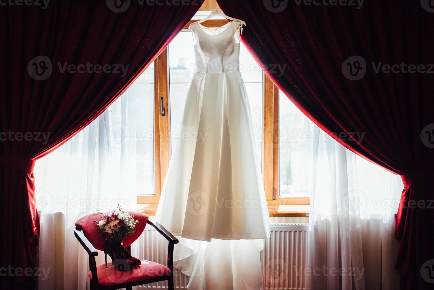 vestido de noiva perfeito no dia do casamento foto