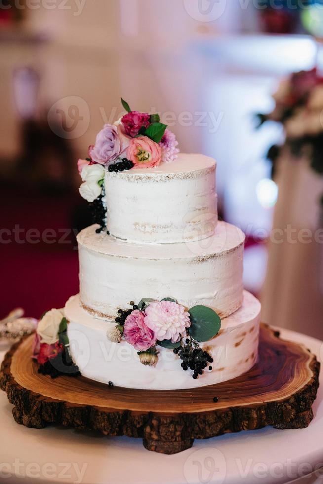 bolo de casamento no casamento dos noivos foto