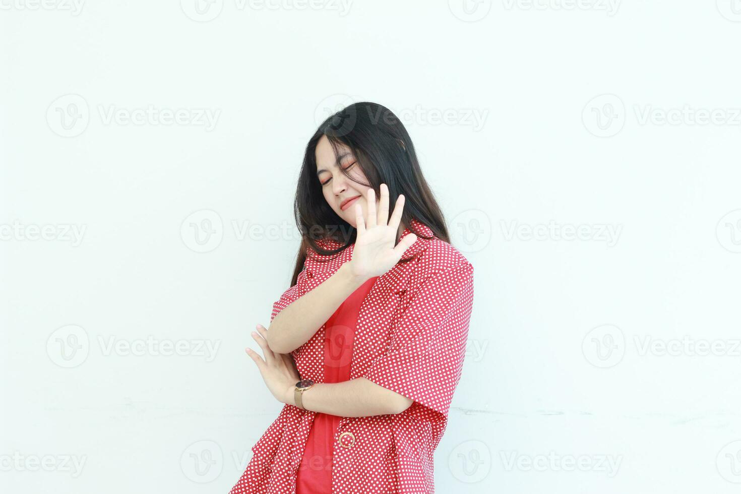 retrato do lindo ásia mulher vestindo vermelho equipamento com rejeição ou desaprovação gesto foto