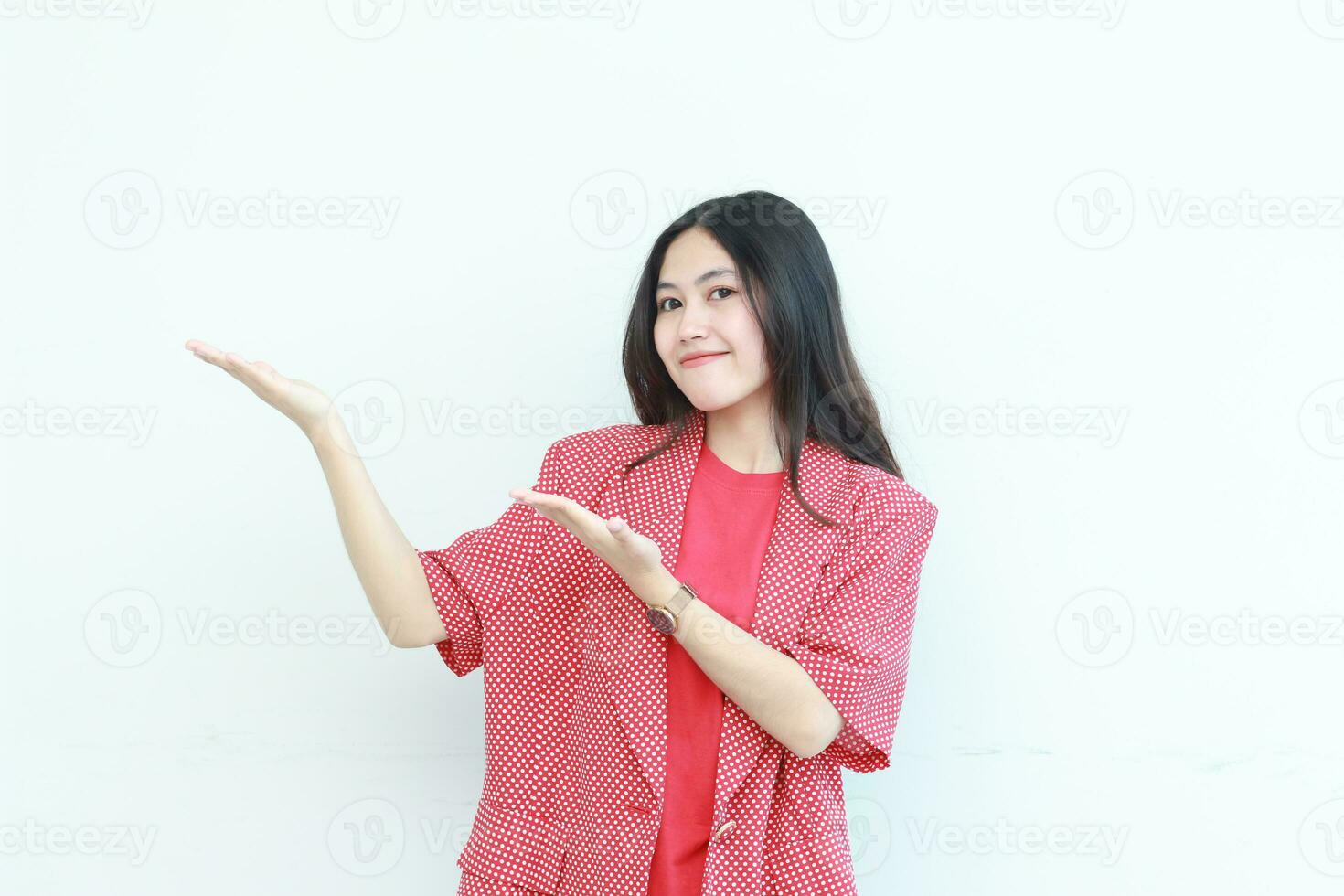 retrato do lindo ásia mulher vestindo vermelho equipamento apontando para a lado para cópia de espaço foto