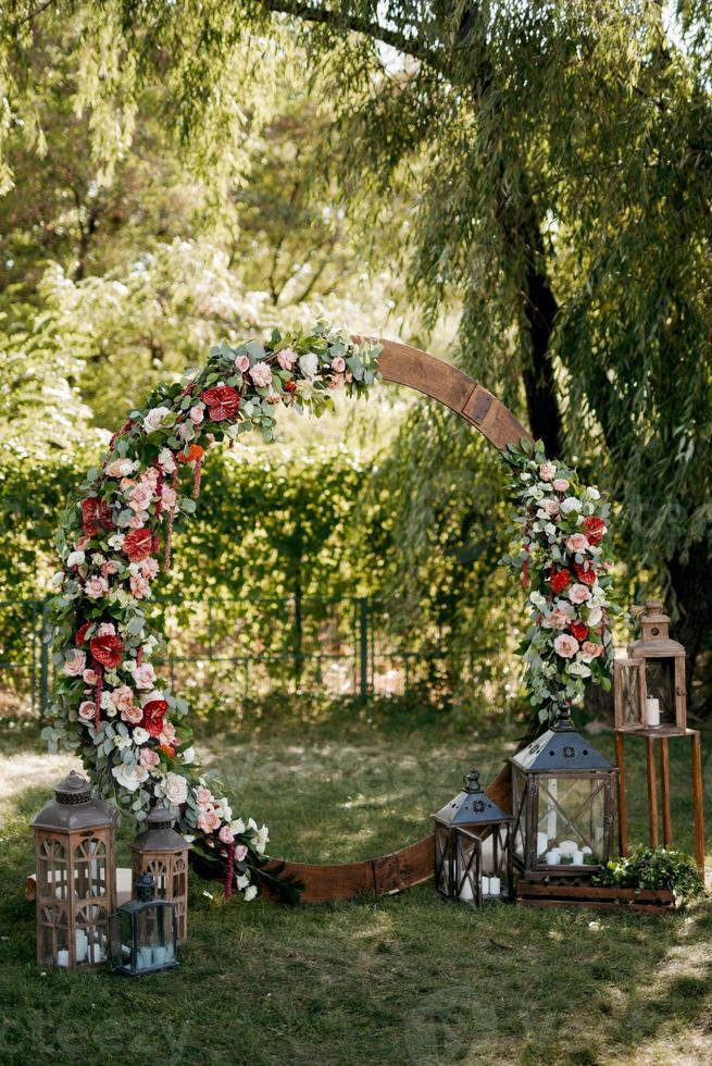 área para cerimônia de casamento, decoração com cadeiras em arco foto