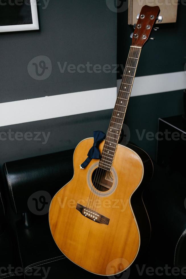 guitarra elétrica vermelha em um pedestal está no chão foto