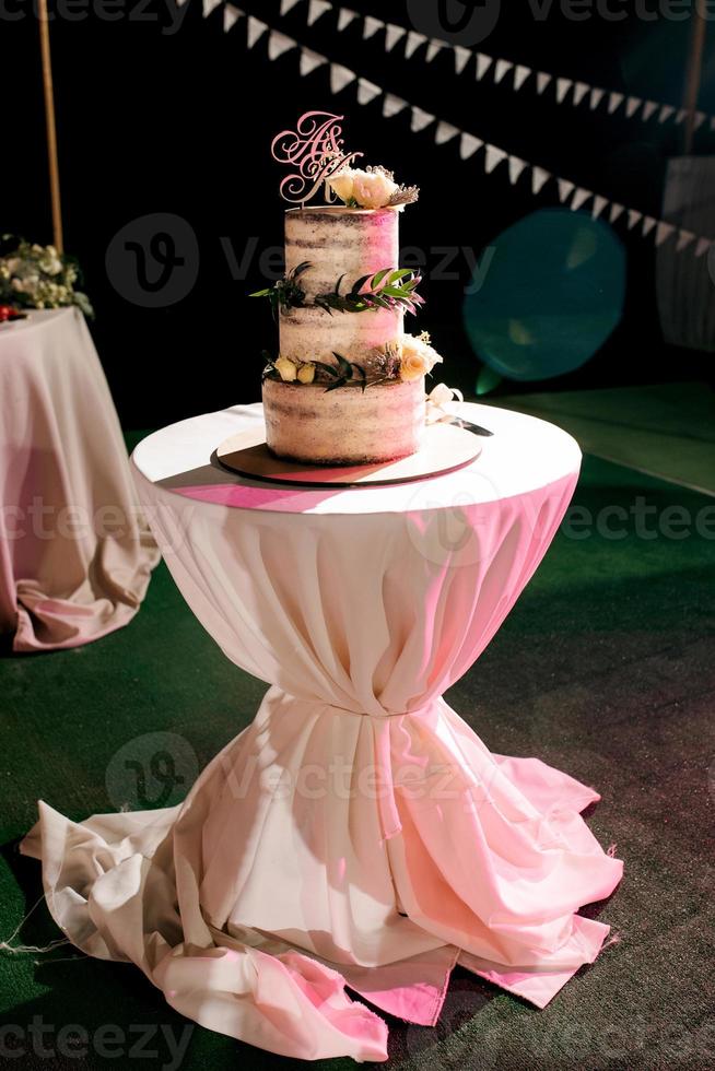 bolo de casamento no casamento dos noivos foto