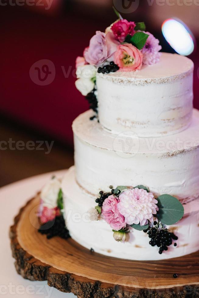 bolo de casamento no casamento dos noivos foto