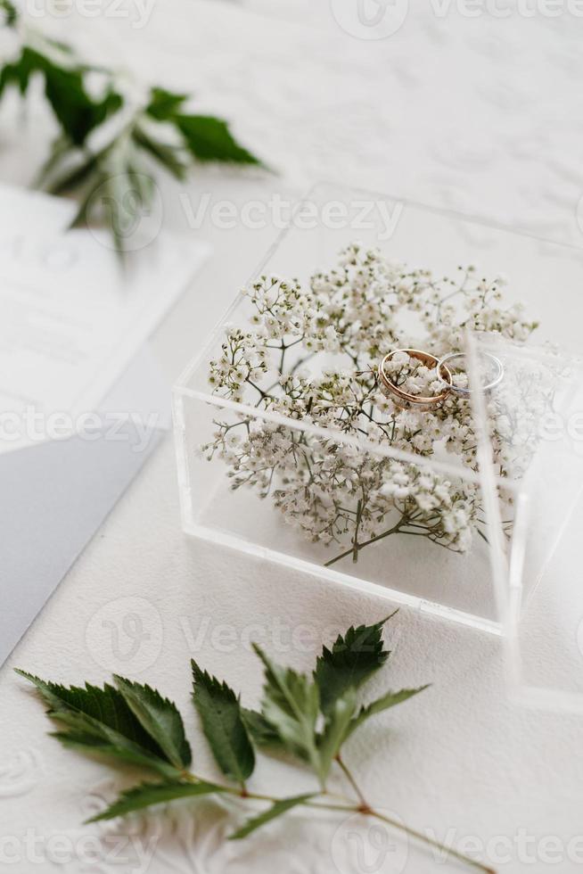 alianças de casamento com decoração de casamento cinza foto