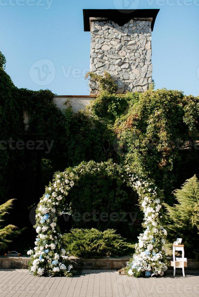 cerimônia de casamento na floresta entre as árvores na pista verde foto