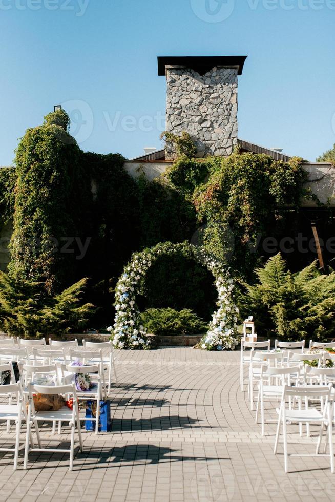 cerimônia de casamento na floresta entre as árvores na pista verde foto