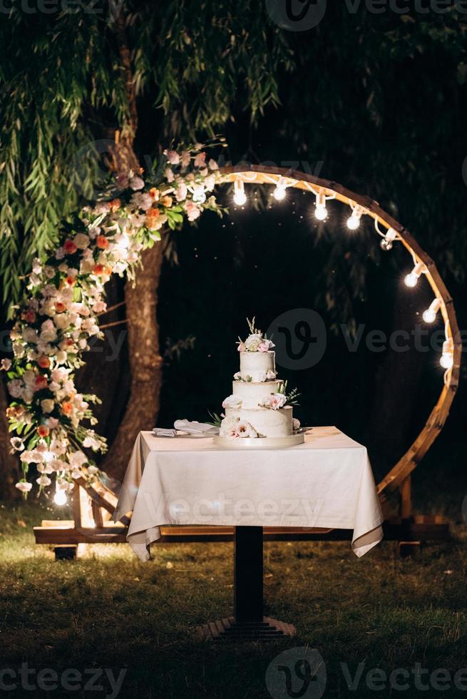 bolo de casamento no casamento dos noivos foto