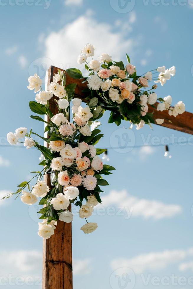 cerimônia de casamento na floresta entre as árvores na pista verde foto