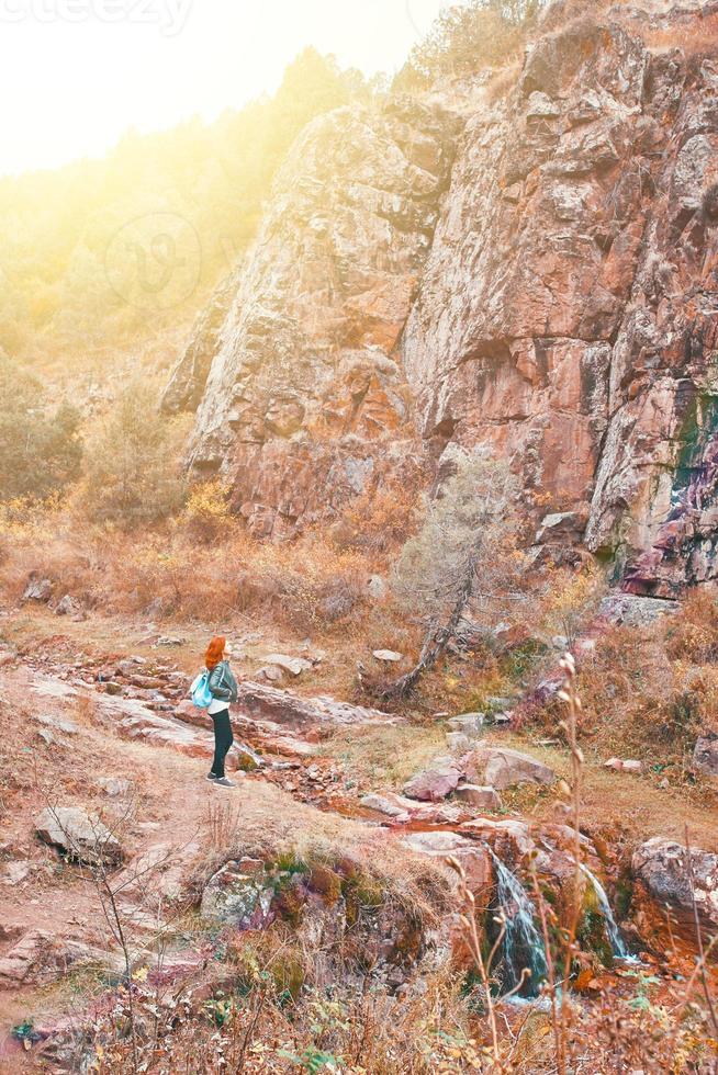 alpinista caminhando na floresta de montanhas. foto