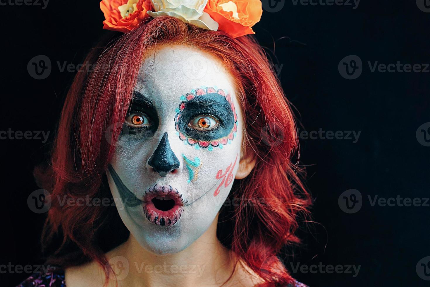 uma jovem no dia da arte facial morto máscara caveira. foto