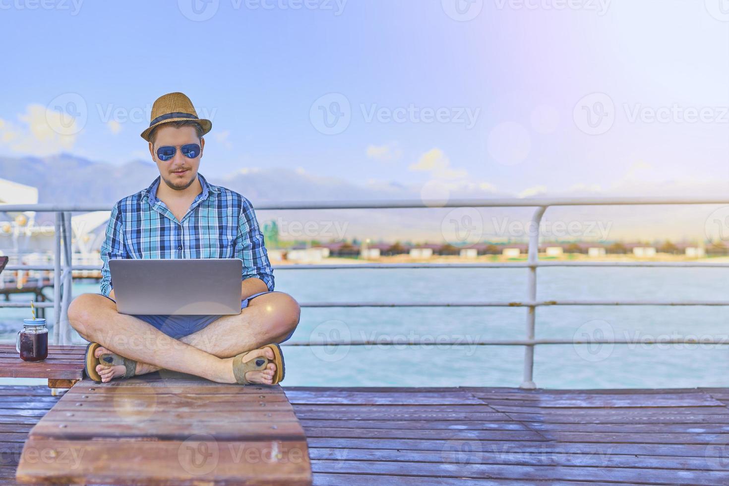 um homem está trabalhando nas férias. foto