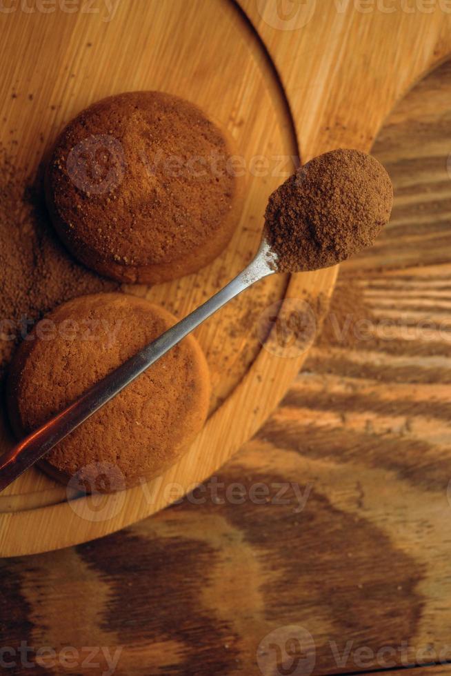 uma pilha de biscoitos e uma colher de chocolate. foto