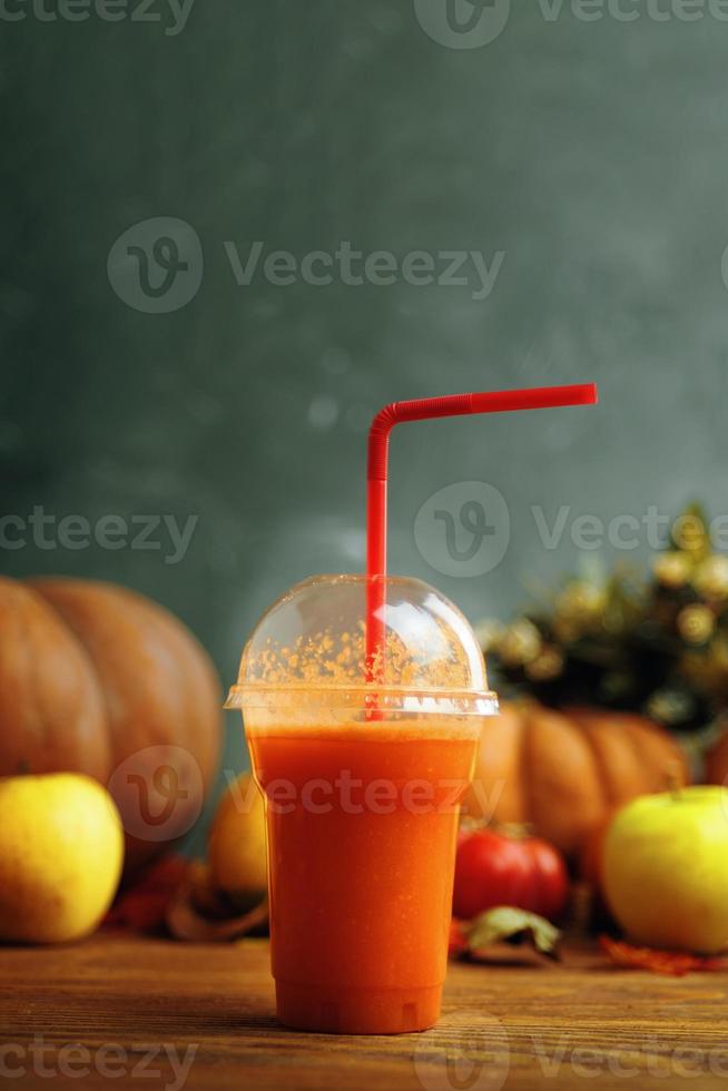 suco de abóboras em garrafas com abóboras. foto