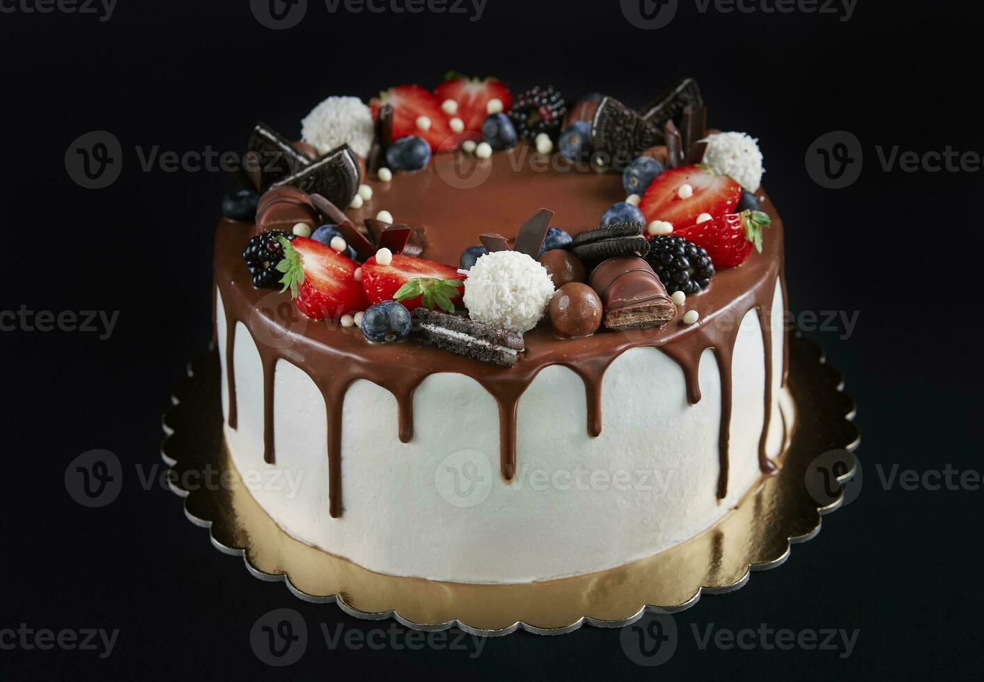 bolo decorado com morango e chocolate em Sombrio fundo foto