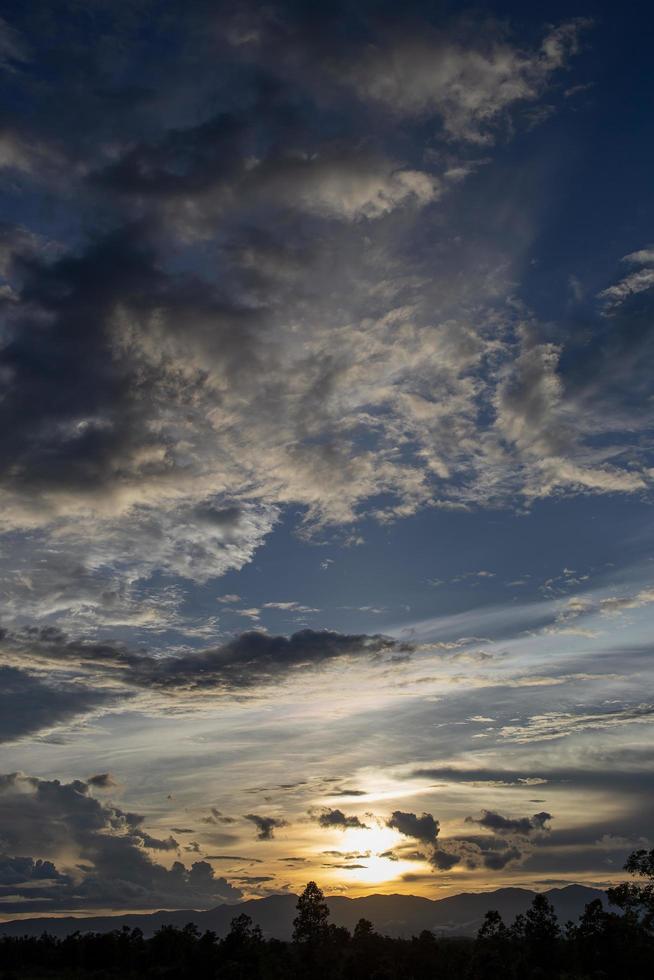 céu dramático colorido com nuvem ao pôr do sol foto