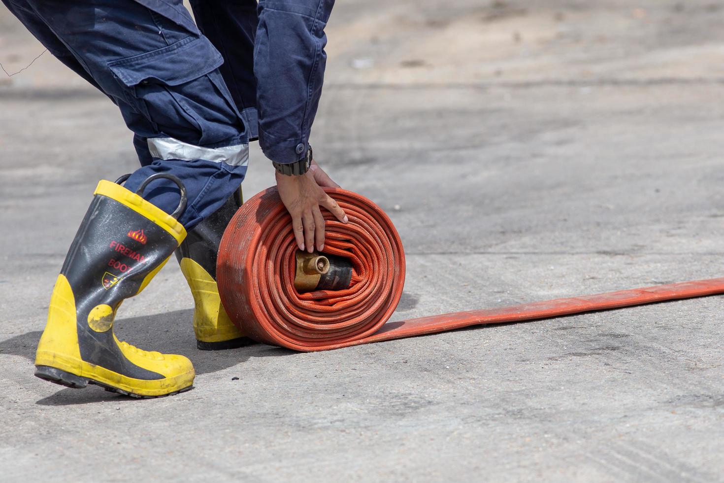 bombeiros em uniforme de bombeiro devem manter seus equipamentos após o uso foto