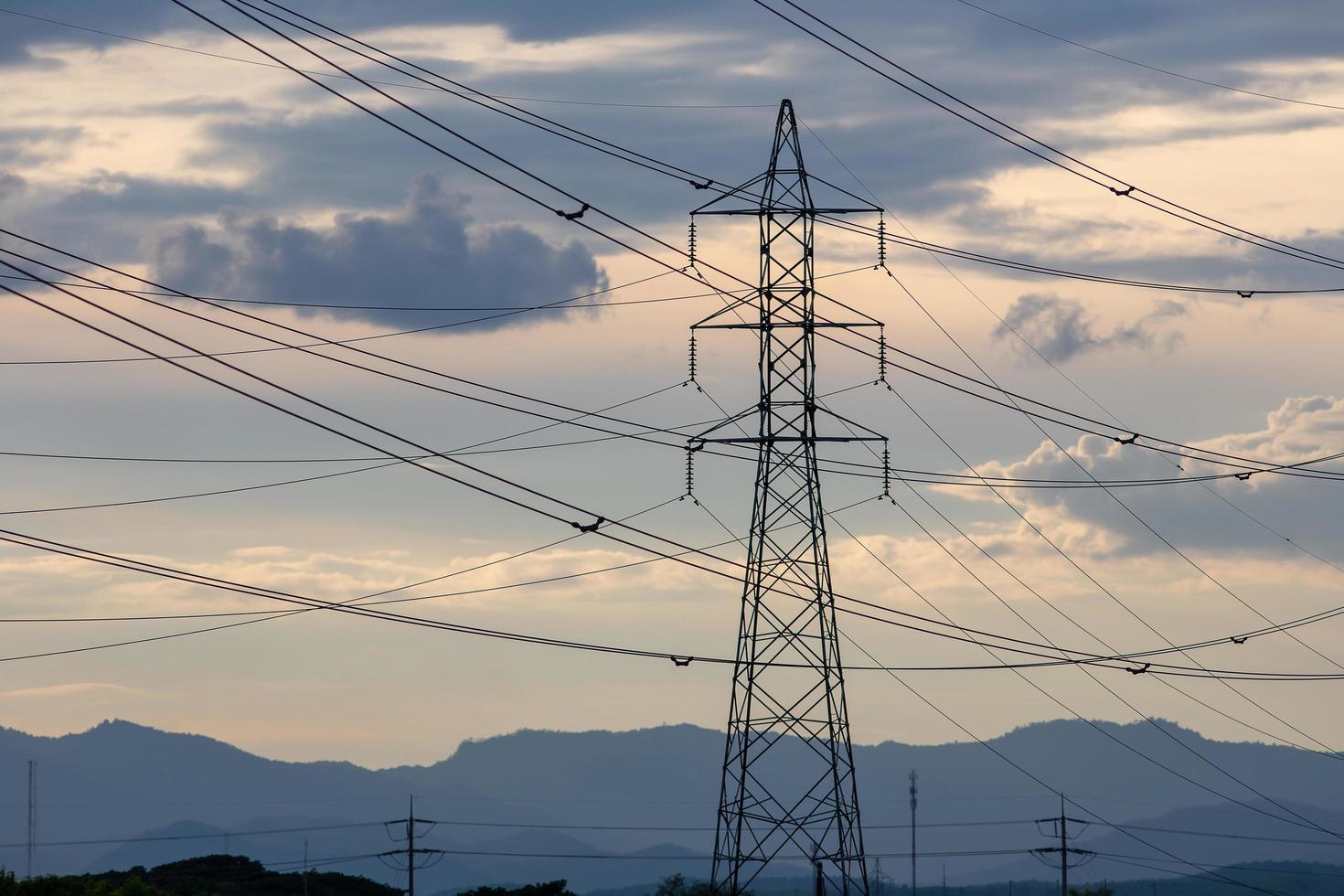 linhas de energia elétrica ao pôr do sol foto