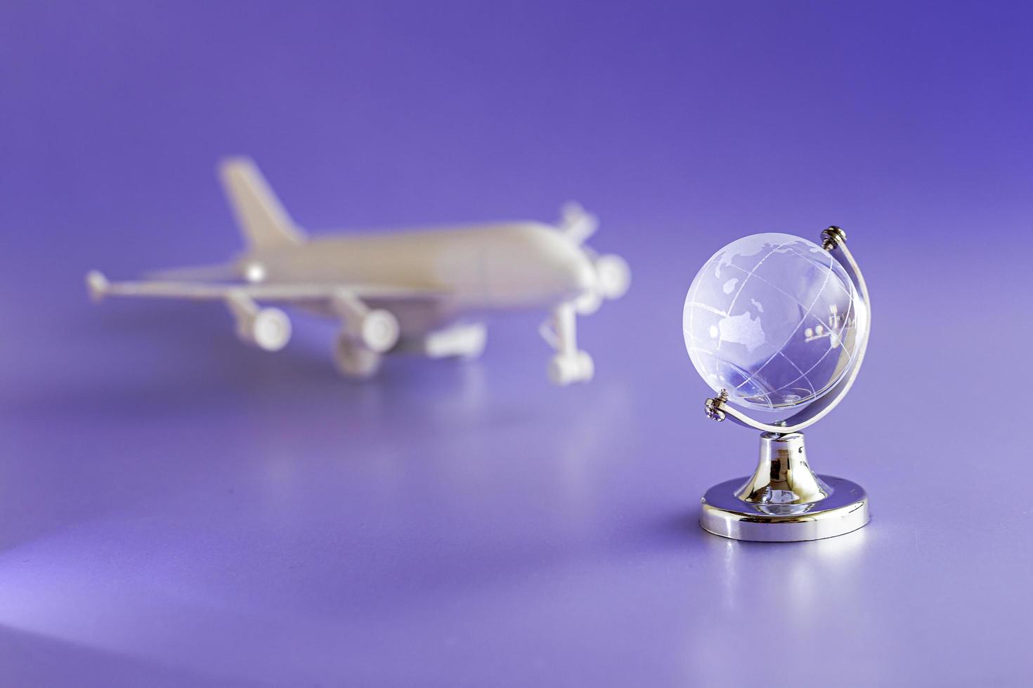 globo de vidro e modelo de avião, conceito de viagens e globalização foto