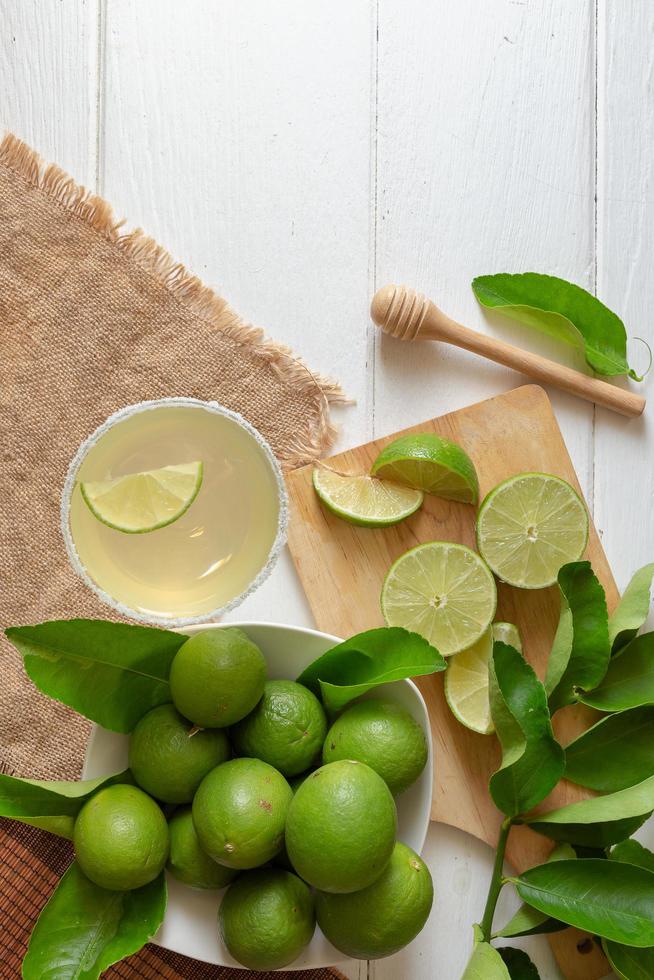 coloque a vodka e esprema o limão levemente, e sal na borda do copo foto