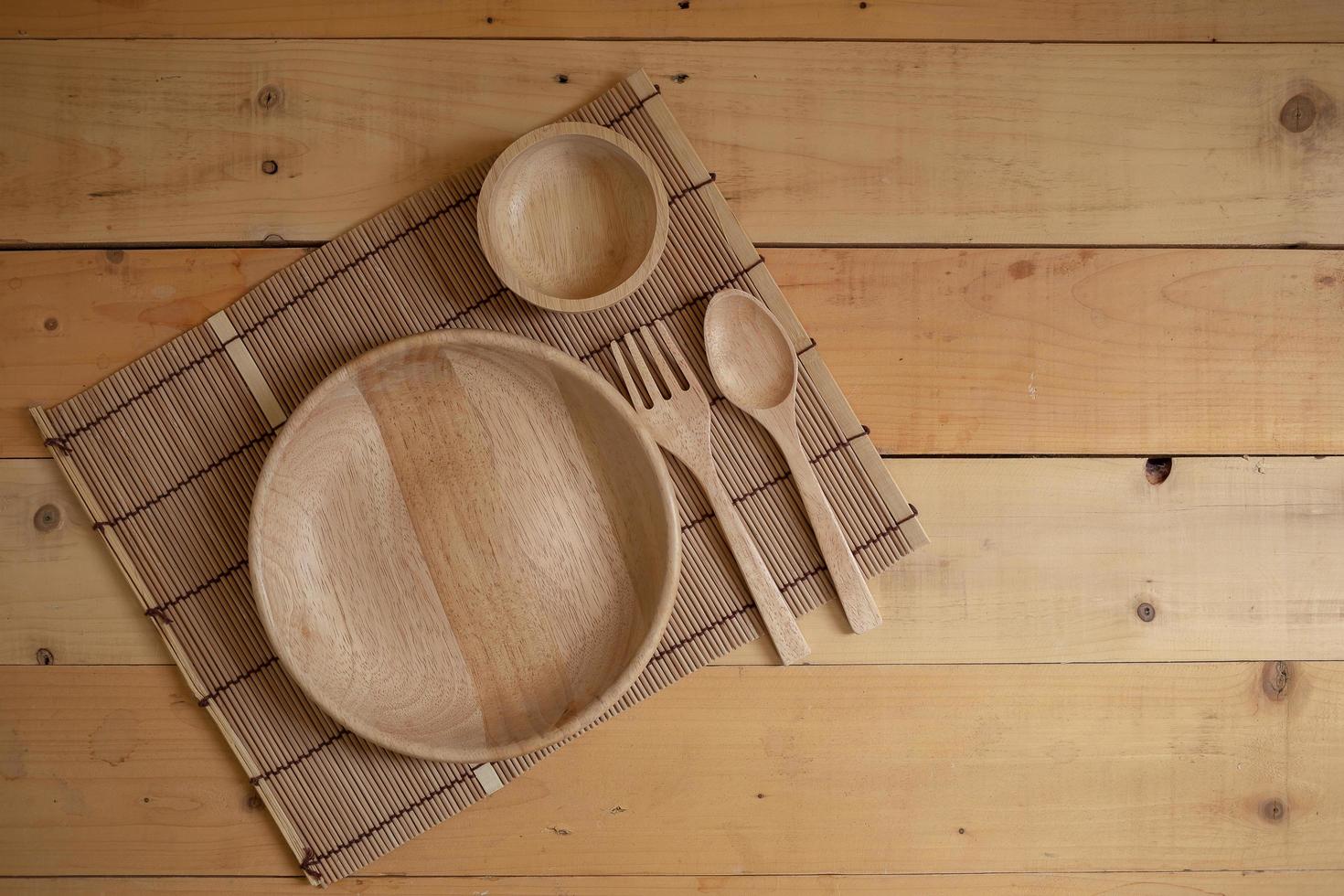 utensílios de cozinha de madeira com fundo de madeira de padrão natural. foto