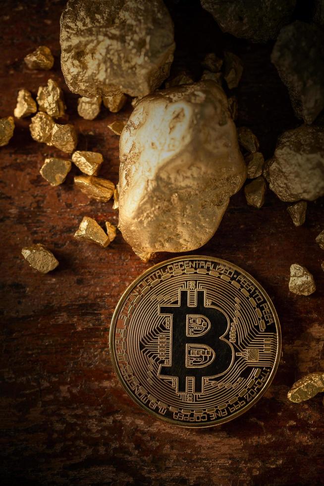 bitcoin de ouro criptomoeda bitcoin físico e grãos de pepita de ouro. foto