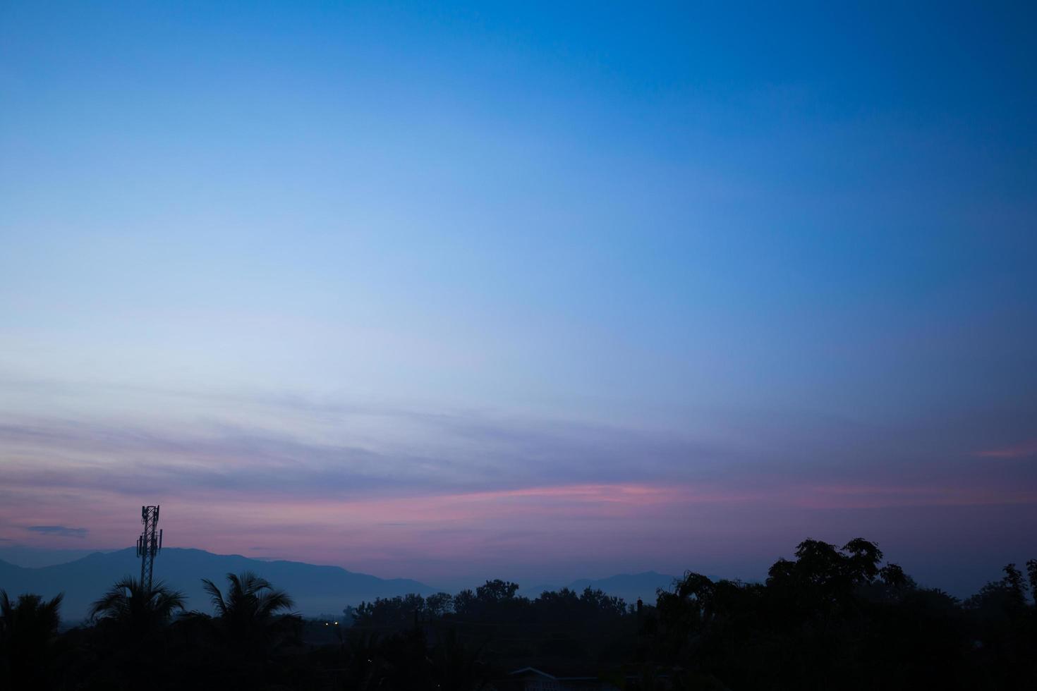 céu dramático colorido com nuvem ao nascer do sol. céu com fundo de sol foto