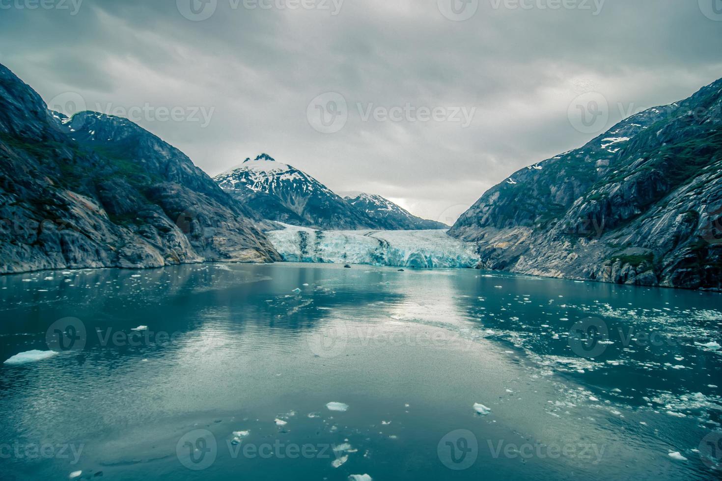 cenário do fiorde de tracy arm em junho no Alasca foto