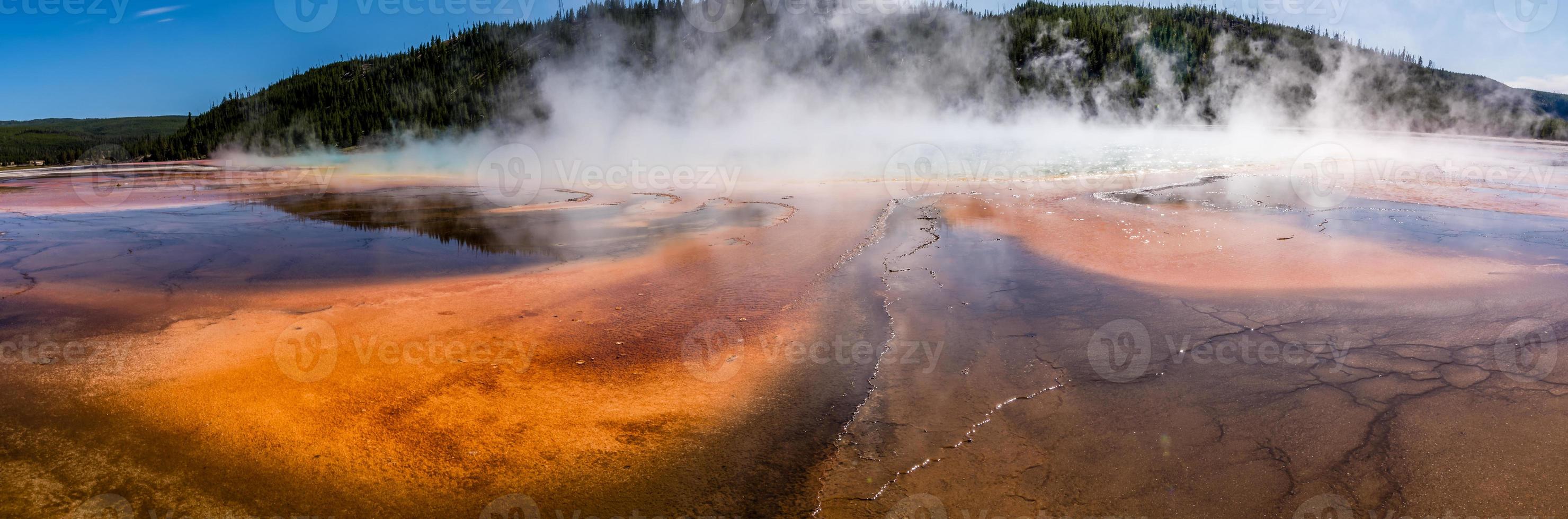 grande primavera prismática no parque nacional de yellowstone foto