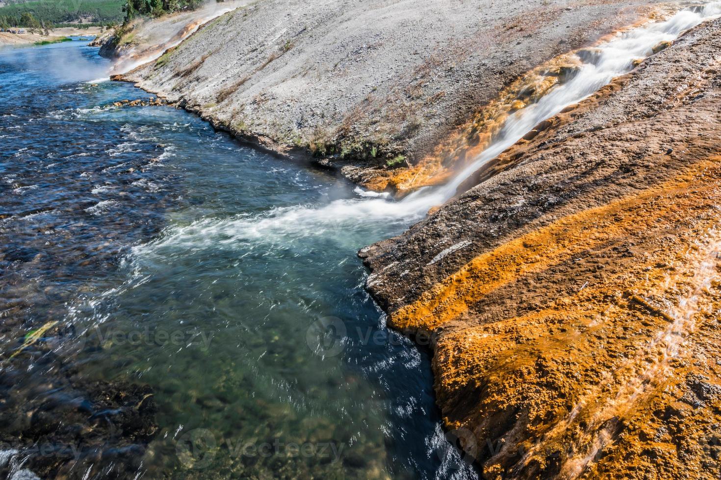 grande primavera prismática no parque nacional de yellowstone foto