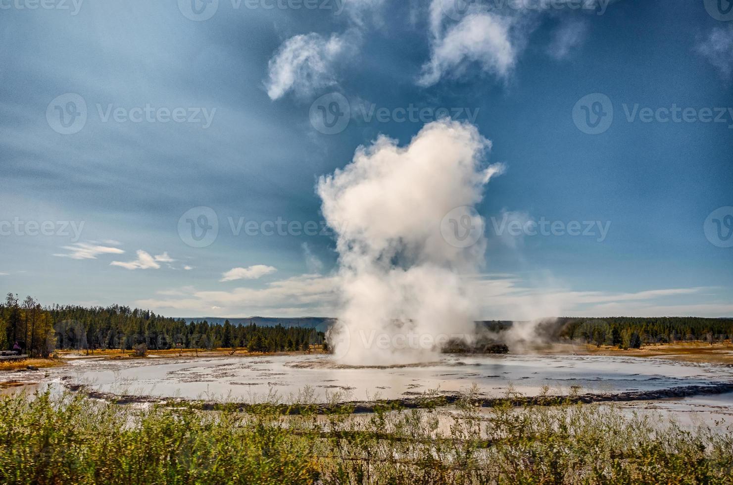 erupção do velho e fiel gêiser no parque nacional de Yellowstone foto