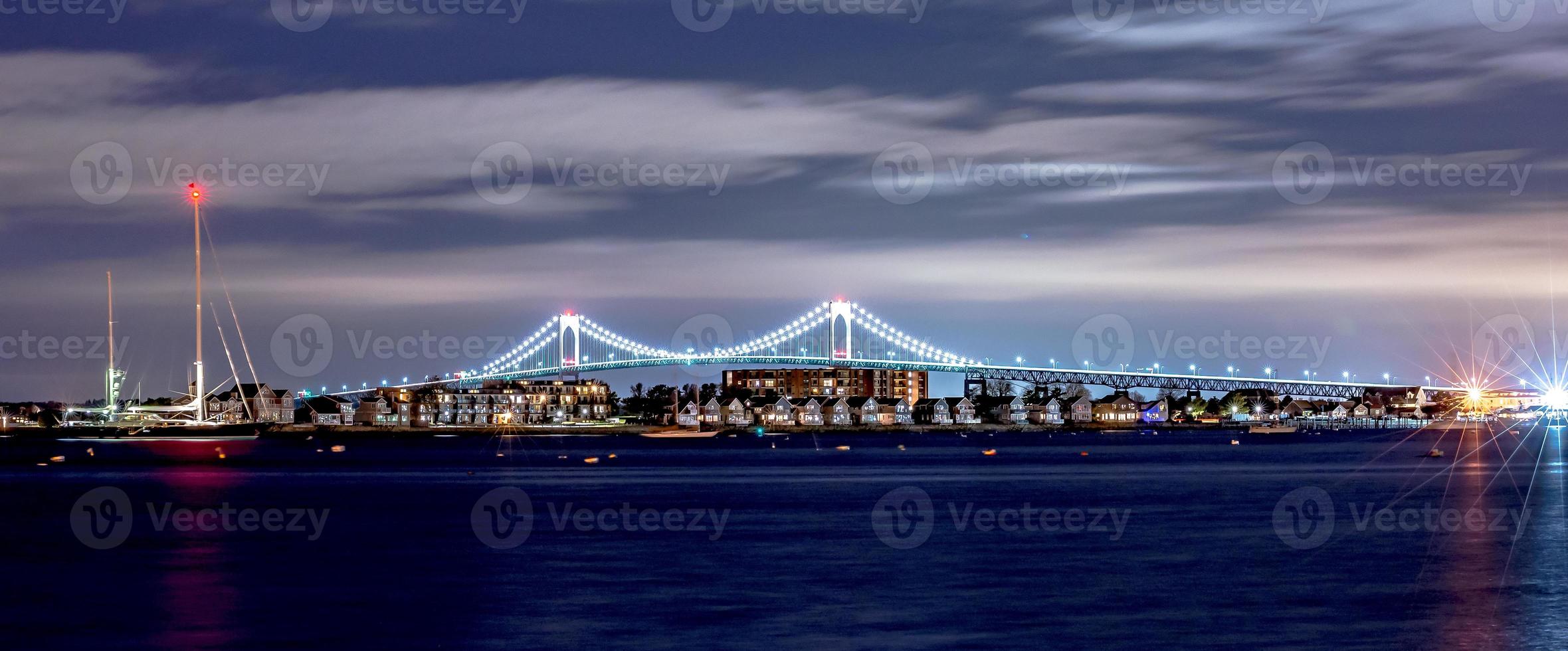 Claiborne Pell Bridge em segundo plano à noite em Newport Rhode Island foto