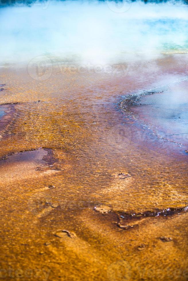 grande primavera prismática no parque nacional de yellowstone foto