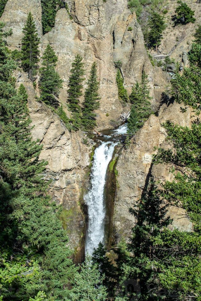 queda da torre no parque nacional de yellowstone, wyoming, eua foto