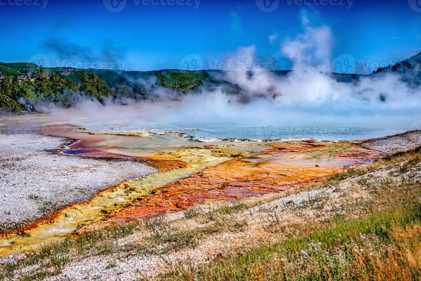 grande primavera prismática no parque nacional de yellowstone foto